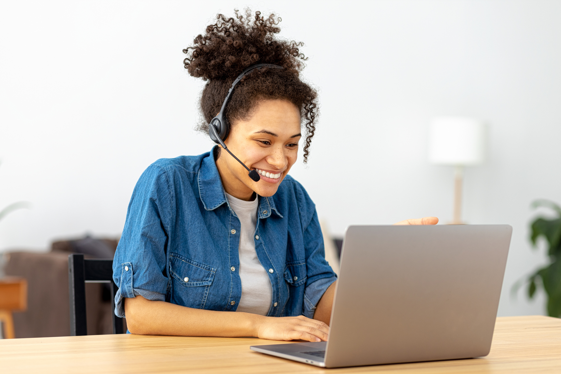 Women on laptop for Centric online support